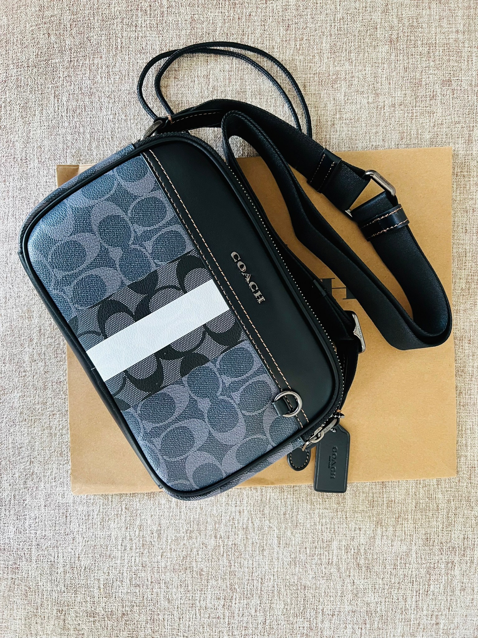 COACH Graham Crossbody In Blocked Signature C9965 กระเป๋าสะพายข้างผู้ชาย กระเป๋าผ้าเคลือบซิกเนเจอร์และหนังอย่างดี ภายในกระเป๋าเอนกประสงค์ ปิดซิปคู่ ซับในผ้า กระเป๋าสลิปด้านนอก สายปรับได้ยาว 25 นิ้ว สำหรับสะพายไหล่หรือสะพายข้าง