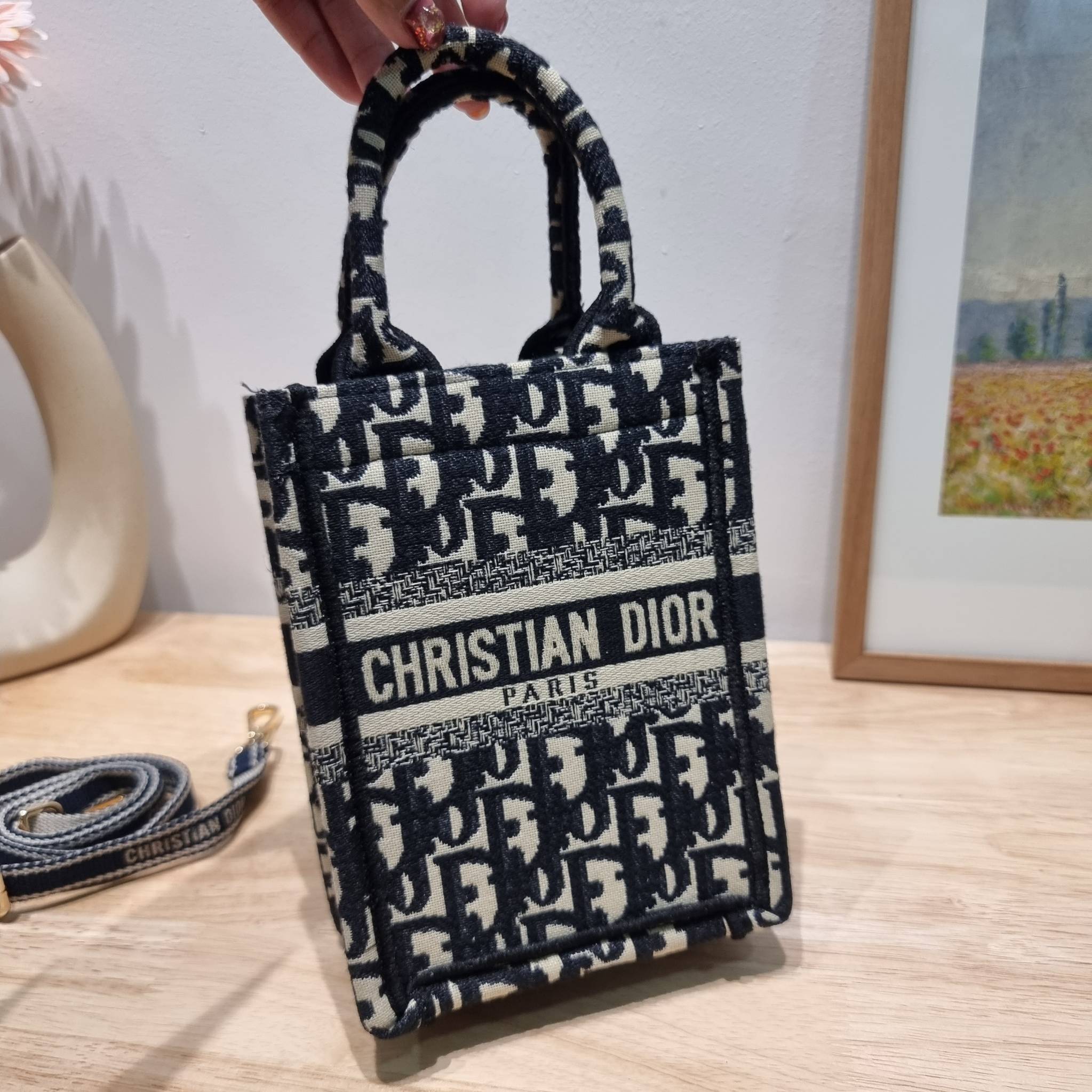 Dior mini book tote phone bag / CD MINI SHOPPING BAG น้องคนสวย ไซส์มินิ ขนาดเล็กน่ารัก น่าใช้มากกกก!! ดีไซน์คลาสสิควินเทจ สวยหรู