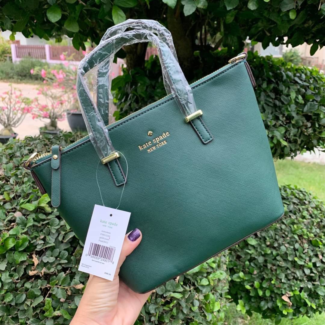 ของแท้ 💯% Kate Spade New York Cross Body Bag กระเป๋าถือหรือสะพาย หนัง Saffiano ภายในมีช่องซิปและช่องเล็ก มีหมุดรองฐานกันรอย 4 มุม อะไหล่ทองทั้งใบ ขนาดกำลังดี ใส่กระเป๋าสตางค์ยาวได้ค่ะ