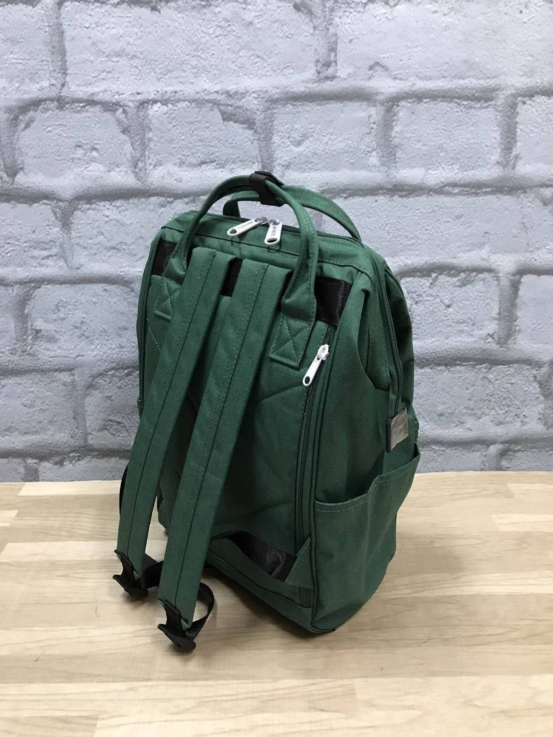 Anello Mottled Polyester Mini Backpack เป้แบรนด์ดังแห่งปี วัสดุ poleyester canvas เนื้อผ้าเรียบหรู และทันสมัย ดีเทลคล้ายรุ่น original ต่างตรงที่ด้านหน้าเป็นงานปักโลโก้สวยงาม และหัวซิป สกรีนโลโก้แบรนด์สีสันเข้ากับตัวกระเป๋า รุ่นชน shop มีหลากสีให้เลือกสรรค