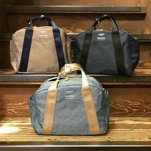 Anello Mini Boston shoulder Bag New arrival คอลเลคชั่นใหม่ล่าสุด ชน shop ค่ะ กระเป๋าถือ หรือสะพายข้าง ขนาดกำลังน่ารัก เปิดปิดด้วยซิปคู่ ภายในมี ใบลูกให้อีก 1 ใบ แยกใช้ได้ค่ะ ด้านหน้าสกรีนโลโก้แบรนด์ มีช่องทั้ง 4 ด้าน หน้าหลัง และด้านข้างใช้งานได้จริง มา พ