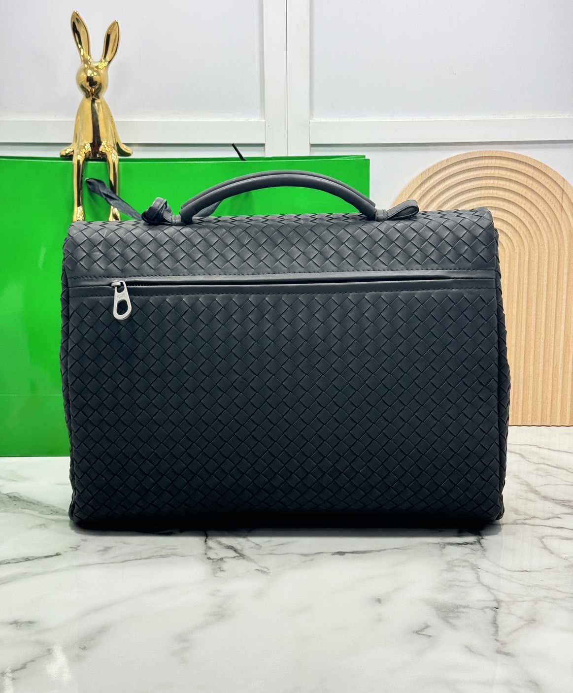 ORI หนังแท้ | Bottega Intrecciato Briefcase business Handbag / Bottega Messenger Bag กระเป๋าใส่เอกสาร กระเป๋าทรงแมสเซ็นเจอร์ สวยเรียบหรูคลาสสิกเป็นเอกลักษณ์ โดดเด่นด้วยงานสานตาราง ดีไซน์เรียบง่าย แต่ดูแพง ไอเท็มสุดปัง!!
