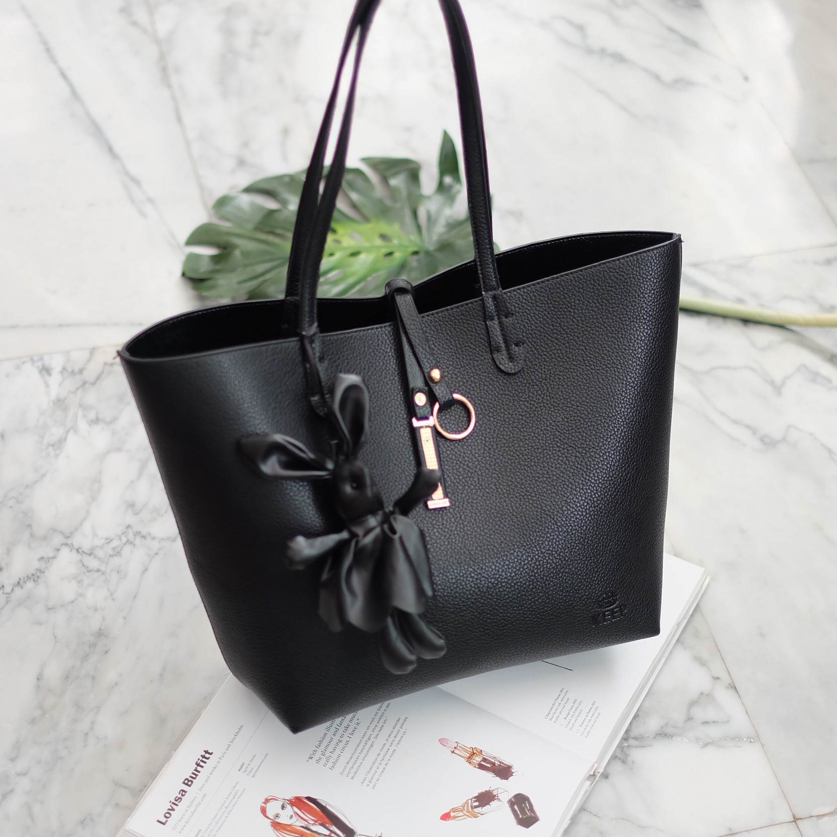 NEW Collection 2017 ' KEEP Infinite tote bag ' 👑หนังกระเป๋าสวยมาก ส่วนเรื่อง ความจุ ความคุ้ม ไม่ต้องพูดถึง 😆 ใบนี้ตอบทุกโจทย์เลยคะ แถม ซื้อ 1 ได้ ถึง 2 ใบอีกด้วย โอ้ย !! ใบนี้ เลิศมากคะ กระเป๋า ถือ//สะพายข้าง หนังสวยๆ มาพร้อมพวงก