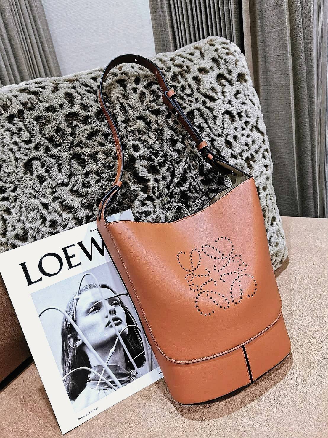 LOEWE HOBO LEATHER SHOULDER BAG VIP GIFT WITH PURCHASE (GWP) กระเป๋าหนังแท้พรีเมี่ยมกิ๊ฟ Limited Edition จาก LOEWE PERFUME DUTYFREE รุ่น Rare items วัสดุหนังแท้ Lambskin หนังนิ่มสวยดีไซน์หรูด้านหน้าฉลุโลโก้ Loewe Anagram คงเอกลักษณ์แบรนด์ ภายในโล่งกว้างวั
