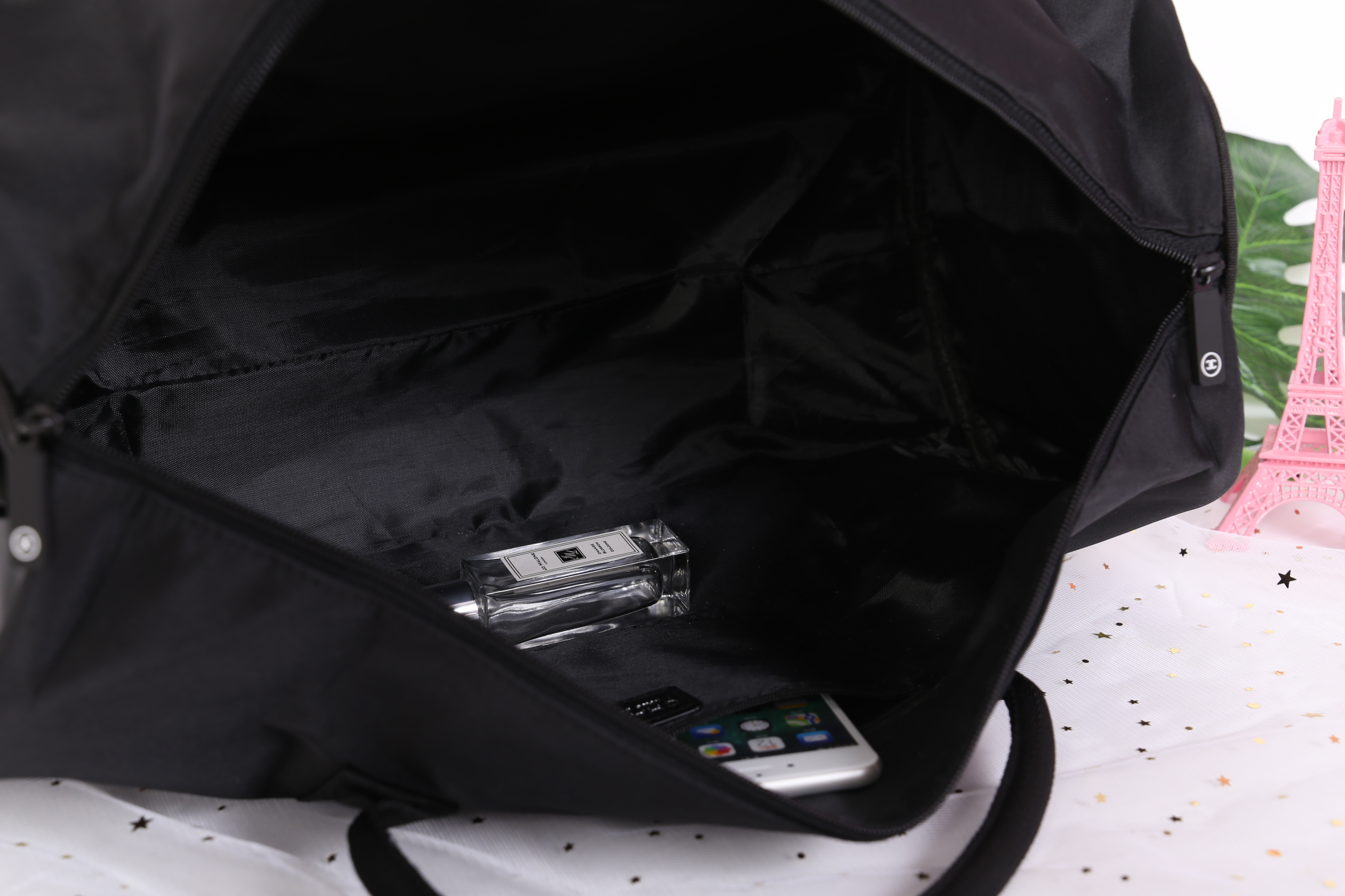 Chanel Duffel / Travel Bag กระเป๋าแบรนด์ Chanel VIP gift Bag ของแท้ 100% ใช้เป็นกระเป๋าเดินทางหรือหิ้วไปฟิตเนส ไปยิม เก๋ๆก็ได้ค่ะ หัวซิปปั้มโลโก้ ด้านในเป็นช่องกว้าง และมีอีกหนึ่งช่องซิป ทำจากผ้าหนาผิวมัน กันน้ำได้ ดูเรียบ แต่หรู มาพร้อมสายยาว ถอดสายได้ ก