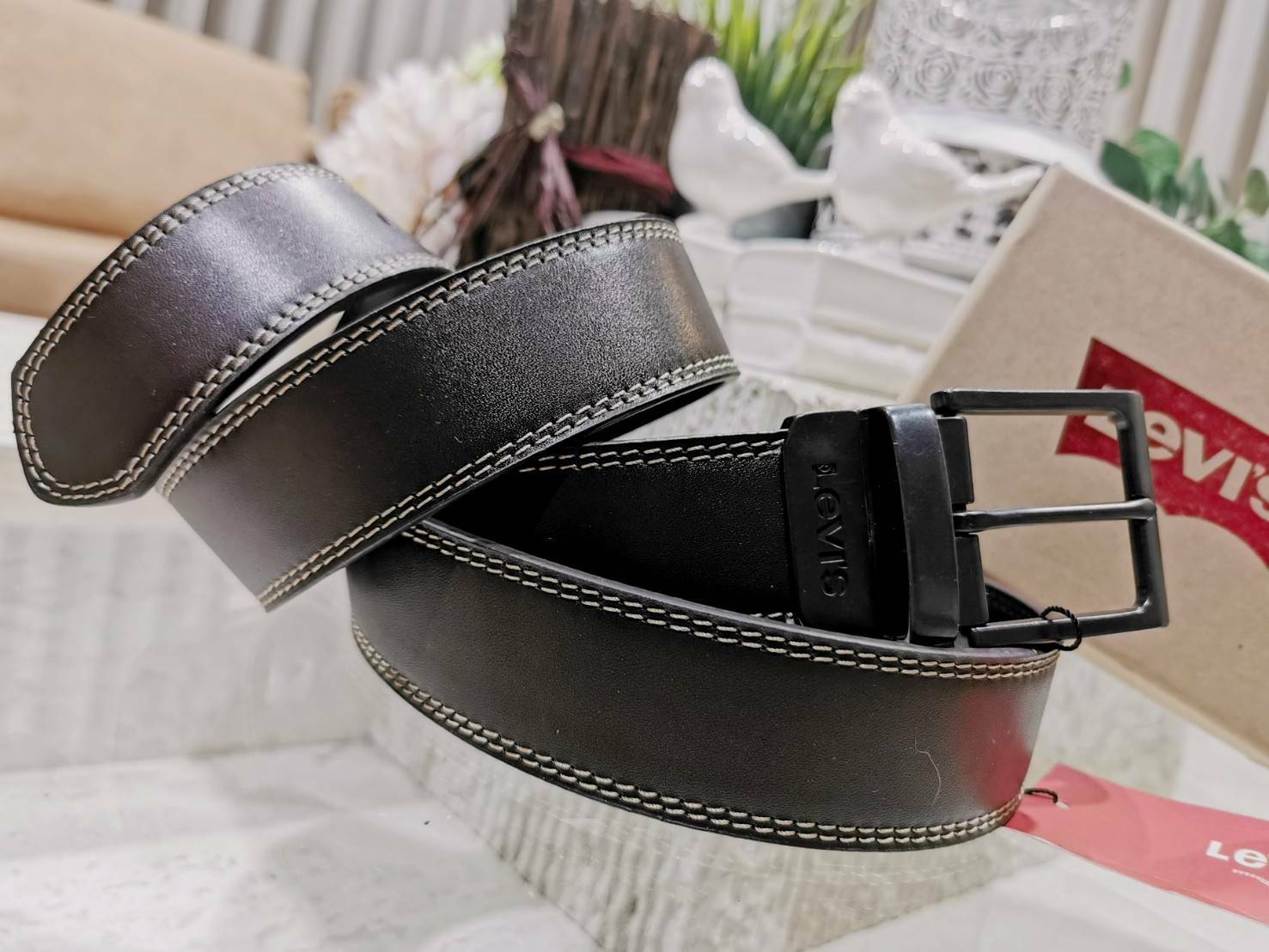 Levie's men reversible Leather Belt Gift Box รุ่นยอดนิยมสายเข็มขัดด้านหนึ่งเป็นสีดำอีกด้านเป็นสีน้ำตาลสามารถสลับด้านใช้ได้ หัวเข็มขัดอะไหล่โลหะปั้มโลโก้สามารถปรับพลิกหน้าหลังได้ดีไซน์คลาสสิคเข้าได้กับทุกชุดสายสามารถปรับได้หลายระดับ แข็งแรงทนทานสินค้า
