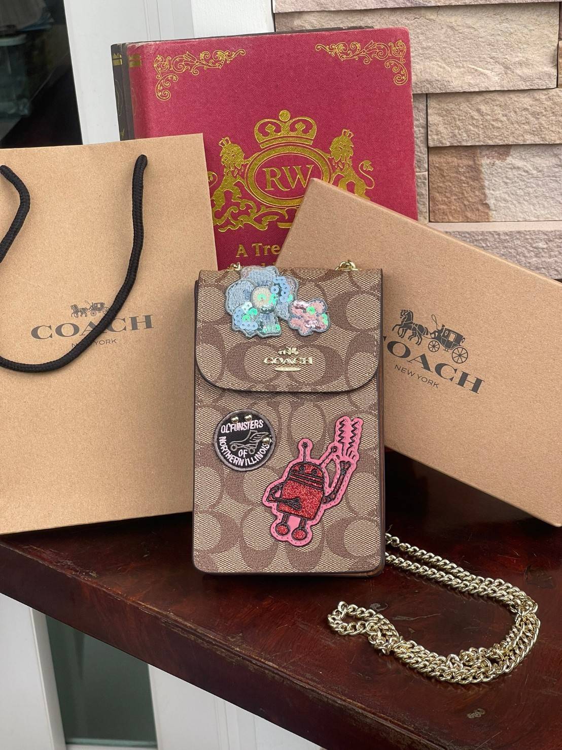 COACH PHONE CASE CROSSBODY BAG ((73486//76988//76357//39955//91046)) COACH NORTH/SOUTH CROSSBODY IN SIGNATURE CANVAS กระเป๋าใส่โทรศัพท์รุ่นนี้ มีความโดดเด่นทั้งดีไซน์และคุณสมบัติในการใช้งาน ด้วยลวดลายที่มีซิกเนเจอร์เป็นเอกลักษณ์แล้ว ด้านหลังยังมีช่องใส่กา