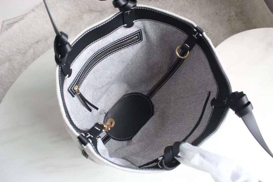 Tory Burch Small Canvas Round Tote กระเป๋าถือหรือสะพายไหล่ วัสดุผ้าcanvas รูปทรงโค้งมน ด้านในโล่ง มี1ช่องซิปและ1ช่องเล็ก น้ำหนักเบา จุของได้เยอะ มาใหม่ล่าสุดไม่ควรพลาดเลยค่า