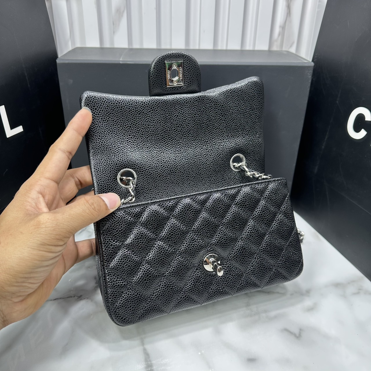 ORI หนังแท้ | CHANEL Classic 20cm shoulder bag กระเป๋าสะพายรุ่นยอดนิยม หรูหราระดับตำนาน สวยงามเหนือกาลเวลา