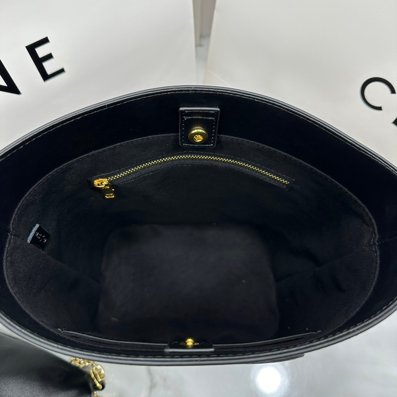 CELINE BUCKET CUIR TRIOMPHE bag in denim with full Triomphe กระเป๋าสะพายทรงบัคเก็ตเดนิม ปักลายแบรนด์สีขาวสวยโดดเด่น พิเศษพร้อมใบลูกสะดวกใช้งาน รุ่นฮิตข้ามปี งานสวยเรียบหรู ผู้ดีไปอีก