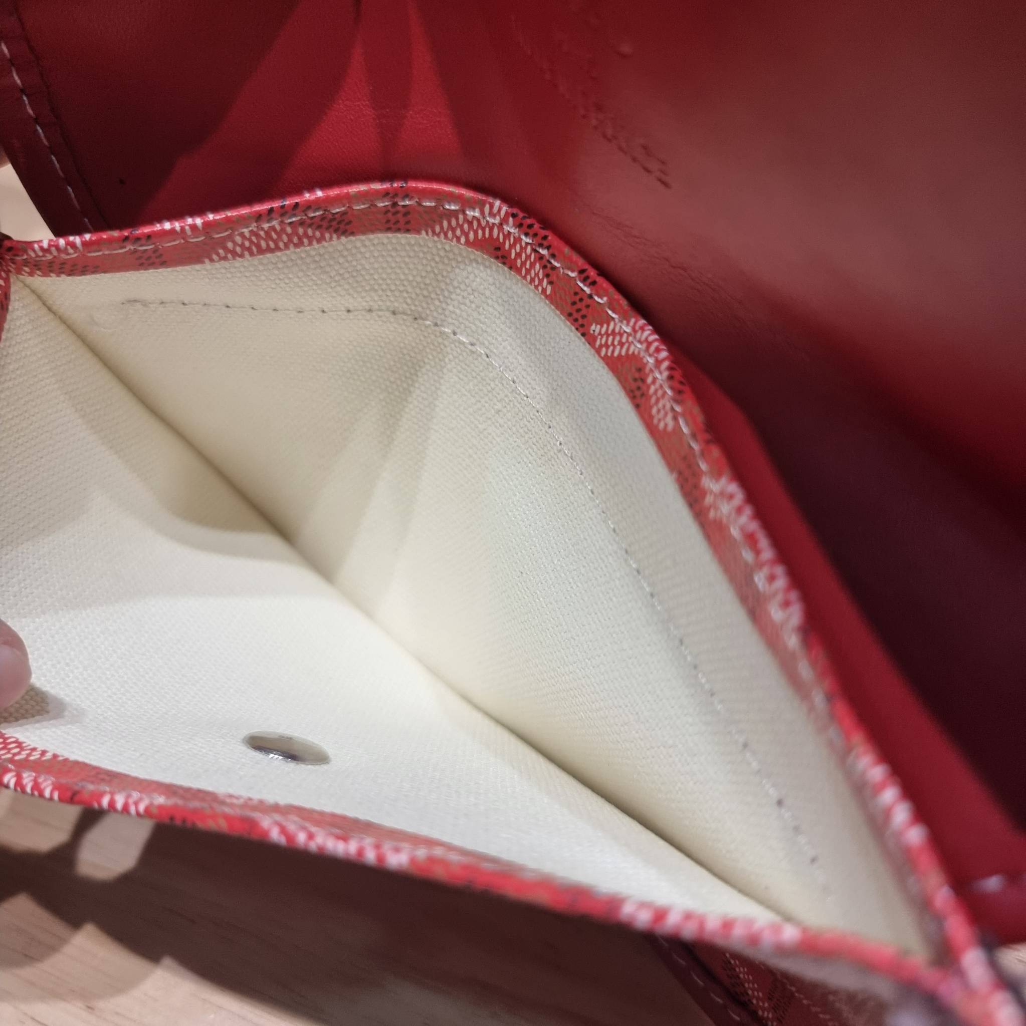 GOYARD BOHEME HOBO BAG / GOYARD HOBO กระเป๋าสะพายทรงโฮโบ ใบใหญ่จุใจ!! มาครบสีขายดี เลิศทุกสี รูปทรงคลาสสิค ดีไซน์เป็นเอกลักษณ์ วัสดุหนังแคนวาสพิมพ์ลายสวยคม ปากกระเป๋ามีซิปเปิด-ปิดกันของหล่นได้ ภายในโล่งกว้างมาก มาพร้อมสายคล้องในตัว ทนทาน สะพายสวยๆได้ทุกวั