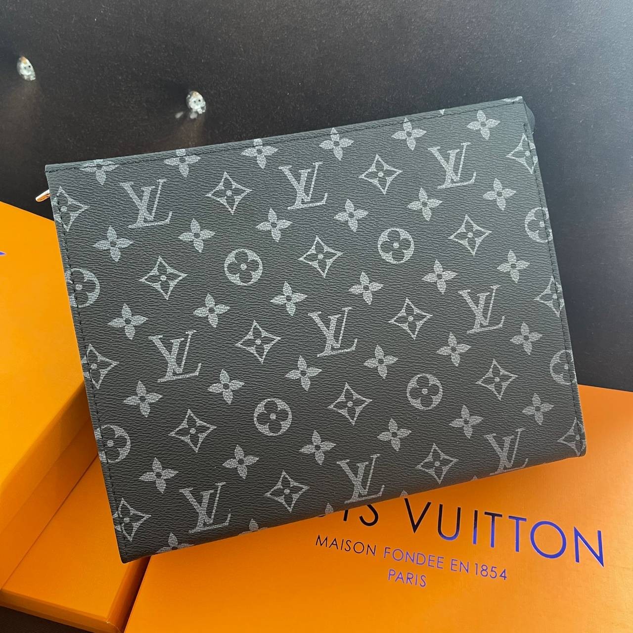 หนังแท้ LOUIS VUITTON POCHETTE VOYAGE CLUTCH BAG พร้อมส่งที่ไทย!! ที่นี่ที่เดียว LV CLUTCH ขายดีตลอดกาล ไม่มีตกยุค ถือคูลๆ เลยค่า