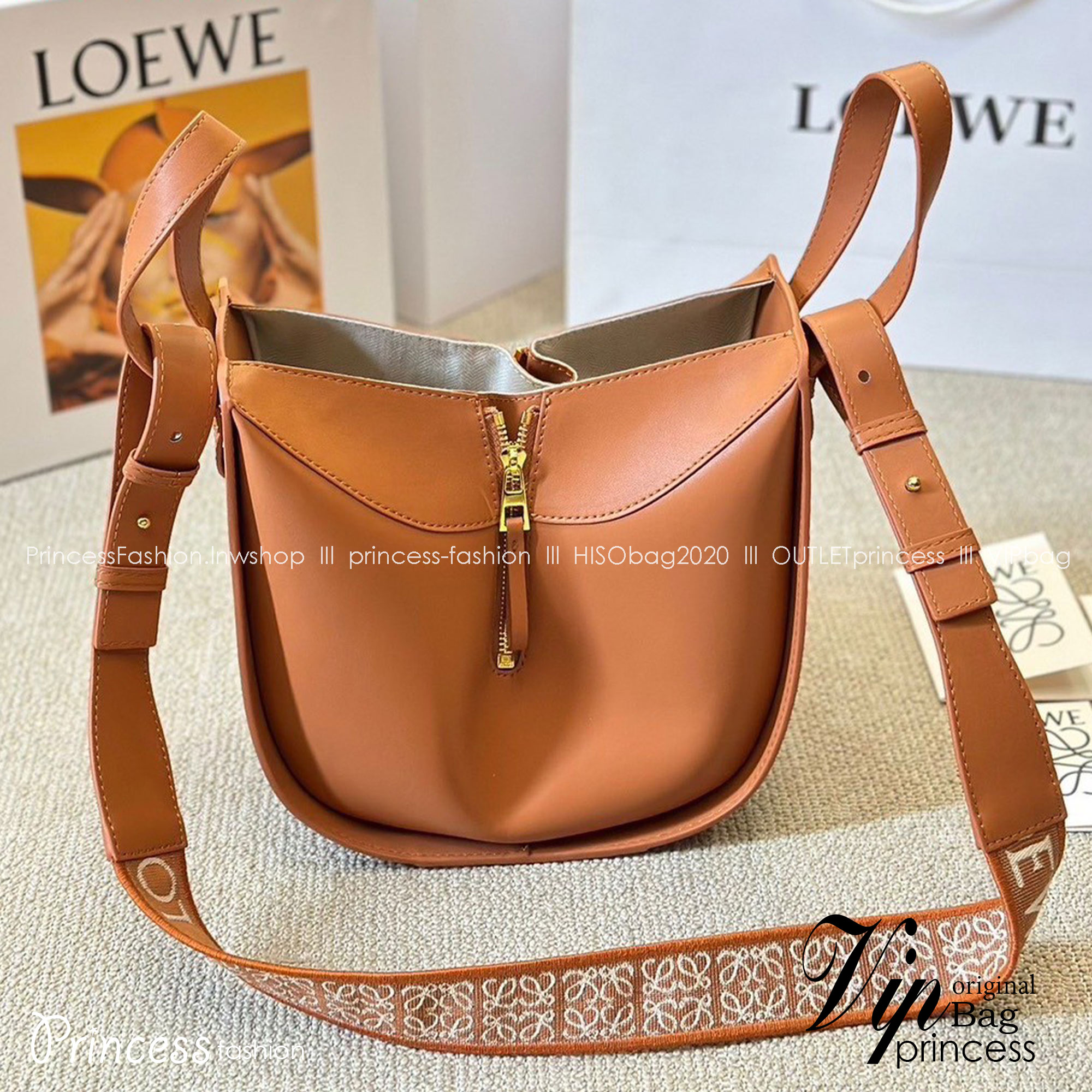 LOEWE Hammock Bag With Jacquard Strap กระเป๋ารุ่นแฮมม็อครูปทรงอันเป็นเอกลักษณ์