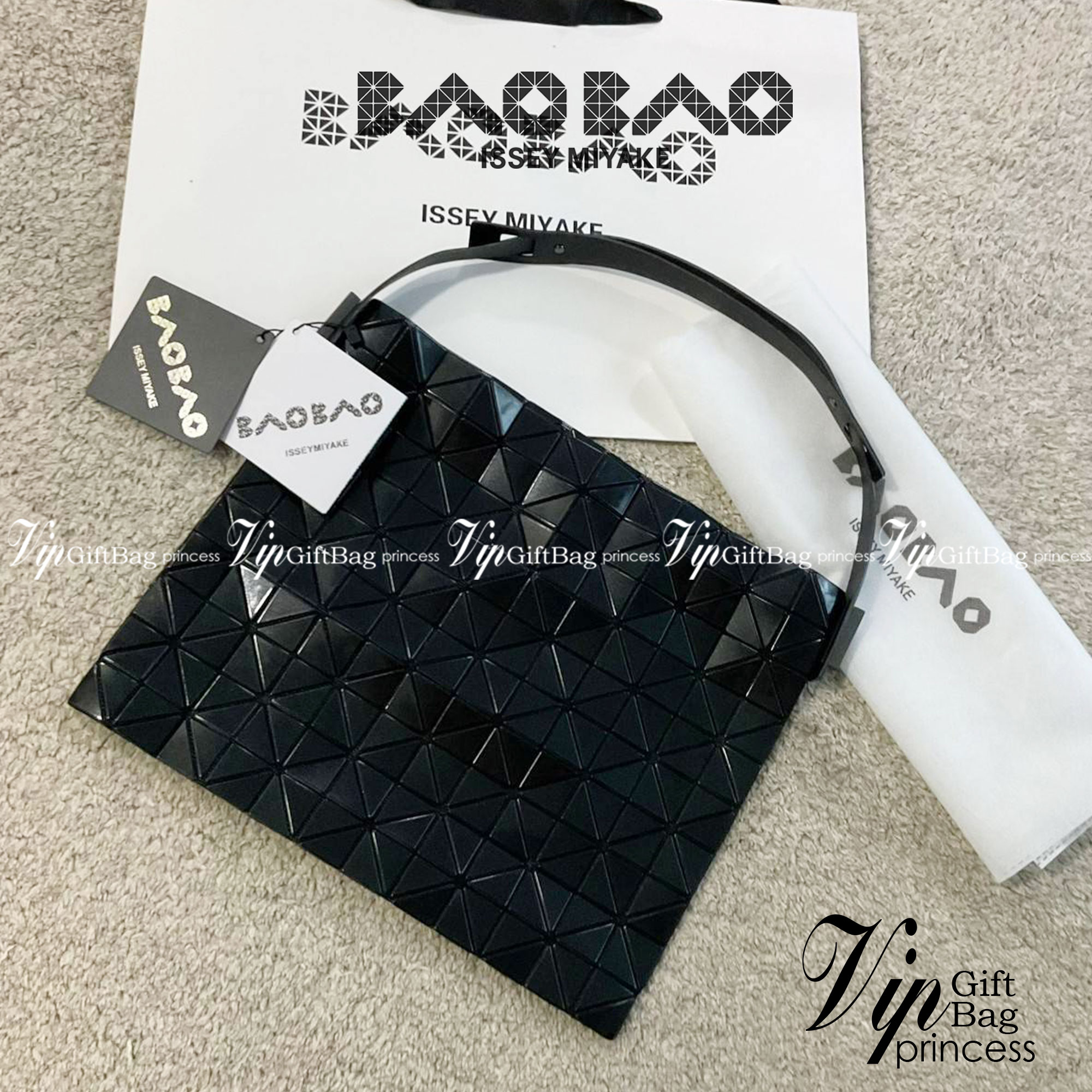 รุ่นใหม่ล่าสุด! พร้อมส่งที่ไทย! BAO BAO ISSEY MIYAKE BAGUETTE HANDBAG (LARGE) กระเป๋าสะพายไหล่จากทรงสวย วัสดุ 100% POLYVINYL CHLORIDE ด้านในใส่ของได้กำลังดีเลย ใส่ไอแพดมินิ กระเป๋าสตางค์ยาวได้ สมุดโน้ตได้สบายเลย วัยทำงานหรือวัยนักศึกษา อย่างน้อยต้องมีแบรน
