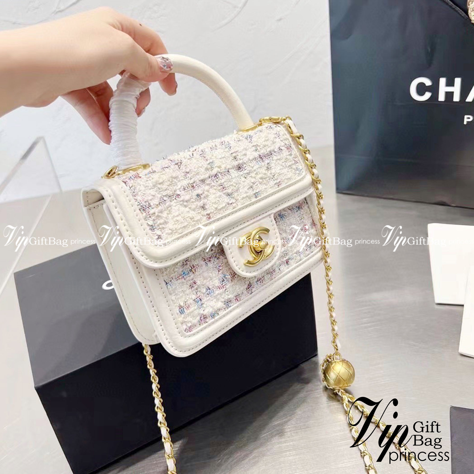 Chanel tweed mini flap bag / Chanel mini top handle กระเป๋าสะพายงานผ้าทวิตเอกลักษณ์เฉพาะของแบรนด์ งานสวยเป๊ะ มาพร้อมสายยาวถอดออกถือสวยๆเริ่ดๆ คิวท์มาก!! ดีเทลน่ารักเพียบ!!