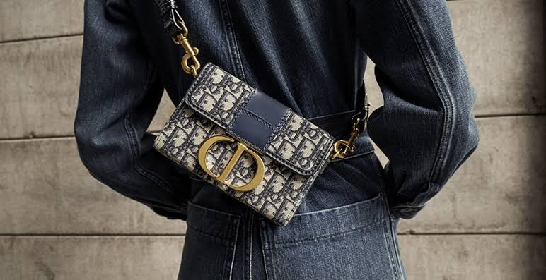 Dior 30 Montaigne Box Bag 7" / DIOR MINI BAG กระเป๋าสะพายดิออร์ เอกลักษณ์ของความหรู ไซส์มินิทรงสี่เหลี่ยมหนังเรียบสวยหรูอยู่ทรงเปิดปิดด้วยฝาปิดโลโก้แบรนด์อะไหล่ทอง ภายในโล่งมีโลโก้สามารถใส่มือถือของใช้จุกจิกได้ สายสะพายหนังยาวถอดได้ปรับระดับได้ สามาร