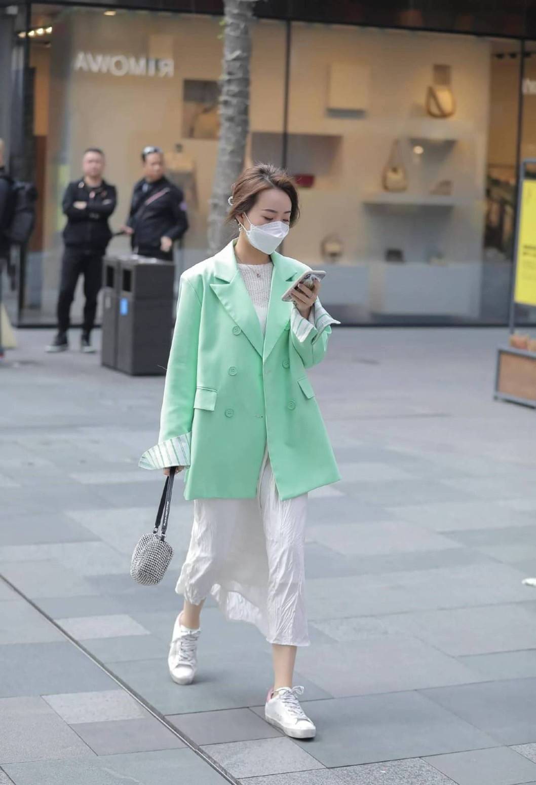 ALEXANDER WANG HEIRESS POUCH IN RHINESTONE MESH จัดให้แบบสุดตัว กับไอเท็มที่สาวๆต่างเรียกร้อง กับกระเป๋าพอชตกแต่งพลอยเทียม หรูหรา โดดเด่น ดูแพง ด้วยการตัดเย็บเรียงร้อยลงบนตาข่ายเนื้อละเอียด ทำให้ดูดีมีราคางดงามจริงๆ เปิด-ปิดด้วยซิป ขนาดกำลังสวย ภายในเป็นช