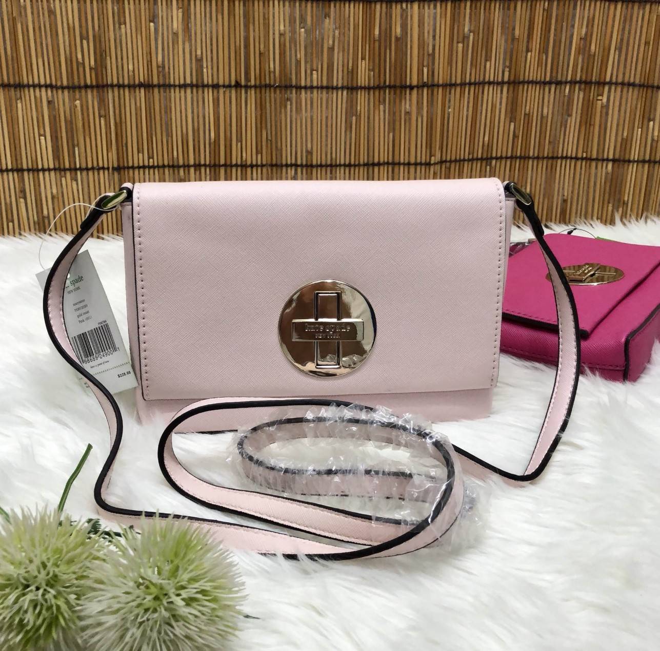 Kate Spade New York Crossbody Bag กระเป๋าสะพาย crossbody size mini กำลังน่ารัก วัสดุหนังลาย saffiano น้ำหนักเบา ด้านหน้ามี logo brand เปิดเปิดกระเป๋าแบบหมุนล็อค ภายในโล่งใส่มือถือได้ทุกรุ่น ใส่กระเป๋าสตางค์ใบสั้น, มือถือได้ทุกรุ่น ภายในมี 1 ช่องเล็ก ใส่มื