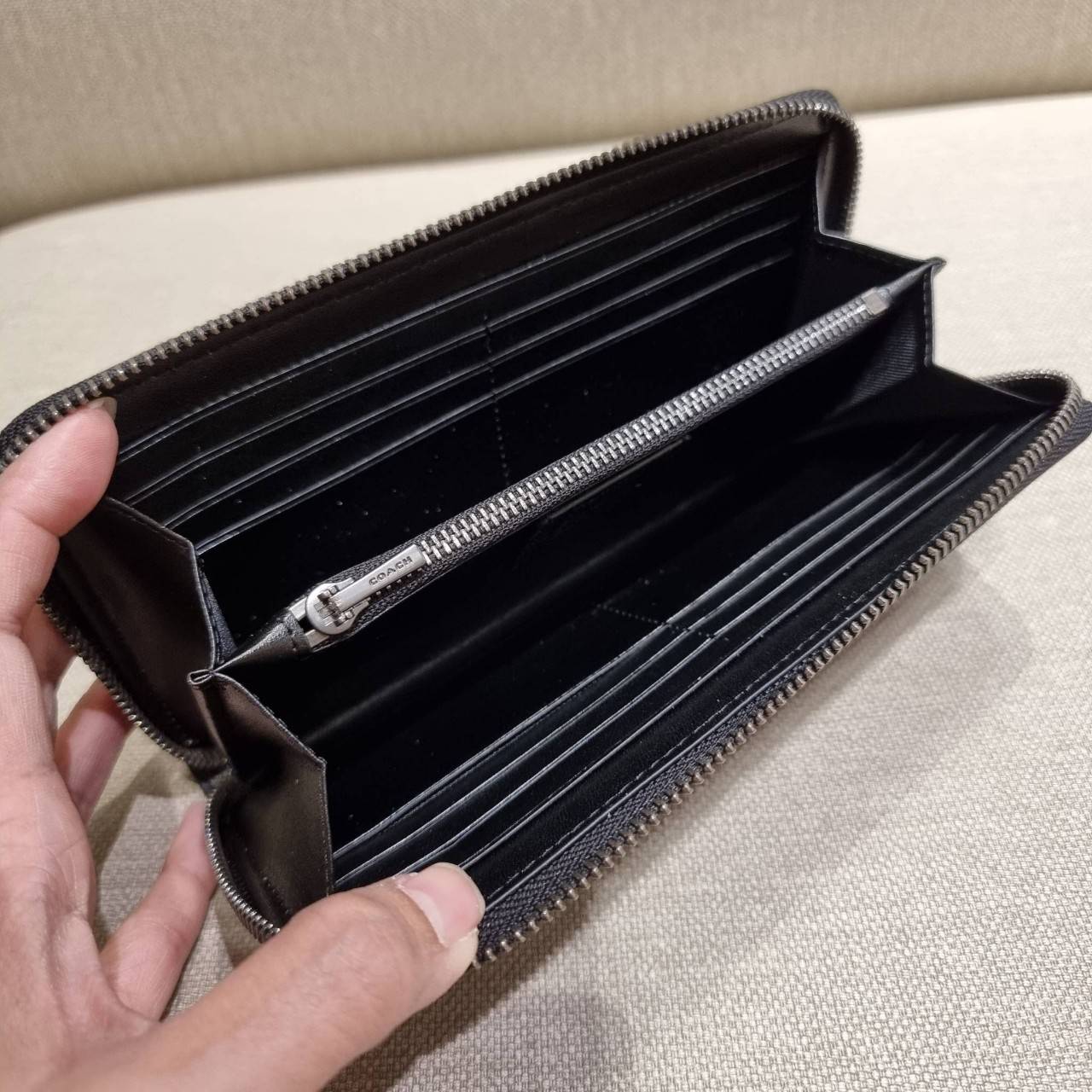 COACH C4327 COACH x PEANUT ACCORDION ZIP WALLET IN SIGNATURE CANVAS WITH SNOOPY PRINT คอลเลคชั่นใหม่ กระเป๋าสตางค์ใบยาว ลายสนูปพี น่ารักน่าใช้ สีคลาสสิค ใช้ได้ตลอดกาลไม่มีตกเทรนด์ วัสดุหนังแคนวาสเคลือบลาย ภายในใส่บัตรได้เยอะ มีช่องซิปแยก ใส่โทรศัพท์ได้ พก