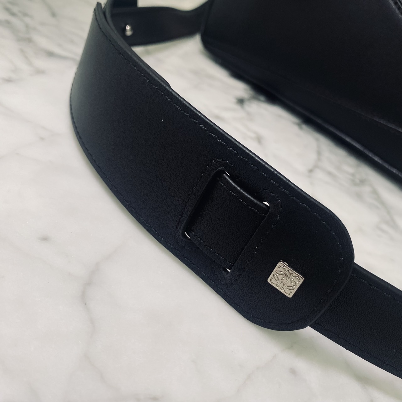 LOEWE Puzzle bag in smooth leather กระเป๋าสะพายทรงกล่องเรียบแต่หรูคูลและเท่ห์ สุดยอดแบรนด์ที่ดีไซน์เป็นเอกลักษณ์ โดดเด่น สไตล์พัซเซิล ใช้ได้ทั้งชายหญิง