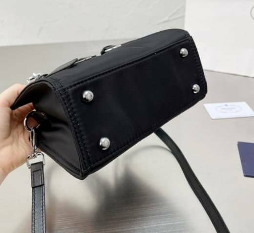 VIP 🥂 PRADA NYLON TOTE BAG 8" กระเป๋าถือหรือสะพาย วัสดุ Nylon เนื้อหนาคุณภาพดีตามแบบฉบับแบรนด์ด้านหน้าประดับโลโก้หรู จุของใช้ได้เยอะ น้ำหนักเบา งานตัวจริงสวยมากน่าใช้สุดๆค่ะ รีบจับจองด่วน ไอเท็มนี้พลาดไม่ได้จริงๆค่ะ!