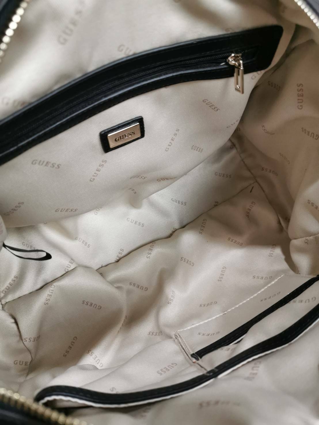 GUESS WOMEN’S BOWLING BAG กระเป๋าสะพายทรง Bowling รุ่นใหม่ล่าสุดจาก GUESS FACTORY หนังนิ่มลายตารางสวยอยู่ทรงใบใหญ่กำลังดี ด้านหน้าประดับโลโก้หูหิ้วโซ่ร้อยหนังสะพายไหล่ได้เเข็งแรงรับน้ำหนักได้เยอะ เปิดปิดด้วยซิปสะดวกใช้ มีหมุดรองฐานกันรอย ภายในมีช่องซิปและ