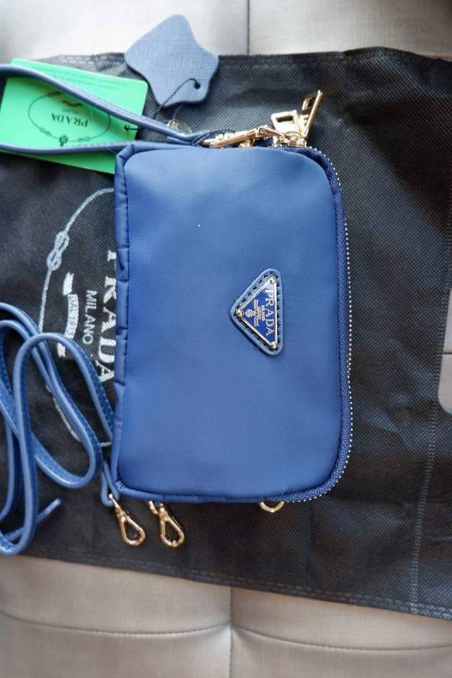 Prada 3 zipper mini crossbody bag งาน premium gift จาก counter ต่างประเทศค่ะ วัสดุ ผ้า nylon ตามแบบฉบับของแบรนด์เลย มาพร้อมกับสาย 2 เส้น มีสายหนังคล้องข้อมมือ และสายยาวสำหรับสะพายไหล่ หรือ crossbody ค่ะ ขนาดกำลังน่ารัก อะไหล่ทองดูหรู ภายใน มีช่องซิปแบ่ง 3
