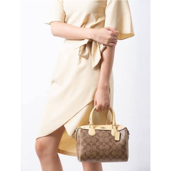 COACH NENNETT SATCHEL BAG((32203)) พร้อมส่งอีกครั้ง ห้ามพลาด! กระเป๋าทรงหมอน ทรงที่สาวๆต้องมีติดตัวไว้สักใบ! หนังแท้นิ่มสวยงาม เปิดปิดกระเป๋าแบบซิป ภายในกว้างสามารถใส่กระเป๋าเงินใบยาวได้ หรือของจำเป็นในชีวิตประจำวันของสาวๆได้หลากหลายเลยค่ะ มีช่องซิปและช่อ