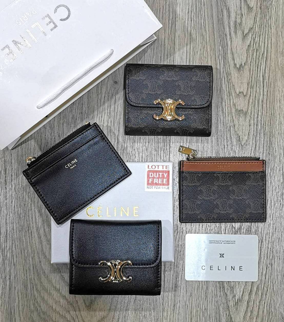 VIP 】CELINE SHORT WALLET VIP GIFT WITH PURCHASE GWP พรีเมี่ยมกิ๊ฟ Limited จาก CELINE HAUTE PARFUME DUTYFREE COUNTER วัสดุ Triomphe Canvas รุ่นใหม่เปิดปิดฝาพับกระดุม ภายในมีช่องแบ่งหลายช่อง ช่องใส่บัตรหลายช่อง ช่องใส่ธนบัตรใส่แบงก์พันได้เหมือนกระเป๋าสตางค์