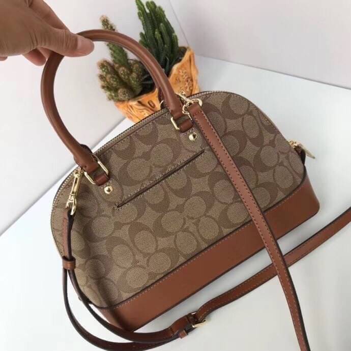 Coach Mini Sierra Signature กระเป๋าถือทรงโดม ภายในกว้างสามารถใส่กระเป๋าเงินเล็ก และมือถือได้ และยังมีช่องซิปเล็ก 1 ช่อง ด้านหลังมีกระเป๋าเล็กเก็บบัตร 1 ช่อง ใครยังไม่มีพลาดไม่ได้แล้วนะคะ