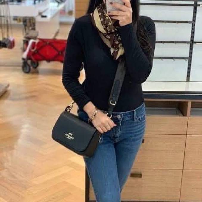 COACH SMALL JES MESSENGER WITH SIGNATURE CANVAS STRAP(COACH F77979)🌺 ทรงนี้ สวยมากจริงๆ ฮิตมากๆตลอดกาล //สะพายข้างฝาปิด ล็อคด้วยแม่เหล็กแน่นหนา รุ่นนี้สวยมาก >>วัสดุหนังแท้เต็มใบ หนังสวยคุณภาพดีมากๆ ยิ่งใช้ หนังยิ่งสวย>>สายสะพายถอดได้ 