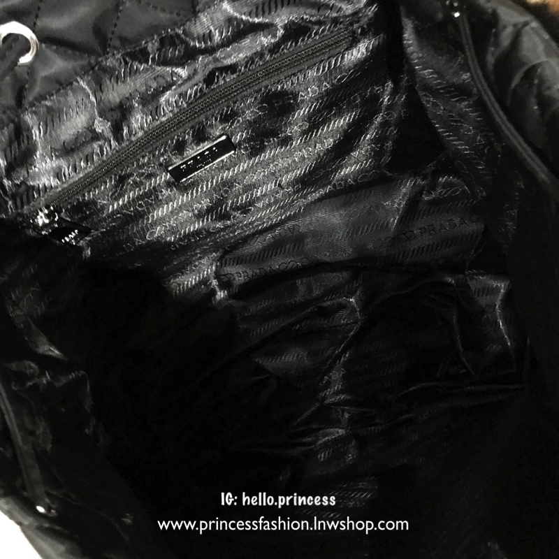 PRADA NYLON BACKPACK WITH POCKET กระเป๋าเป้ premiumbgift จากเคาน์เตอร์แบรน วัสดุ Nylon เนื้อหนา ลายตาราง คุณภาพดี ด้านหน้า มีโลโก้แบรนด์ อะไหล่เงิน มี Pocket หน้า 2 ช่อง หัวซิป และอะไหล่ปั๊มแบรนด์ พร้อมพวงกุญแจปอมสีดำ ถอดเเยกใช้ได้ค่ะ เปิดปิดด้วยฝาปิด Dra