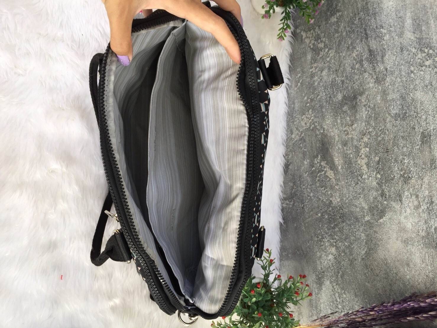 KIPLING K10210 NEAT LAPTOP BAG กระเป๋า messenger bag กระเป๋าถือและสะพาย เหมาะกับ working women เพราะสามารถถือไปทำงานได้ทุกวัน ใส่โน้ตบุ้คได้ค่ะ ใบนี้ หูยาวสามารถสะพายไหล่ได้ แถมยังมีสายยาวมาให้ด้วยค่ะ ทำให้สะดวกต่อการถือมากๆ เปิดปิดด้วยซิป โดยแบ่งเป็น 3 ช