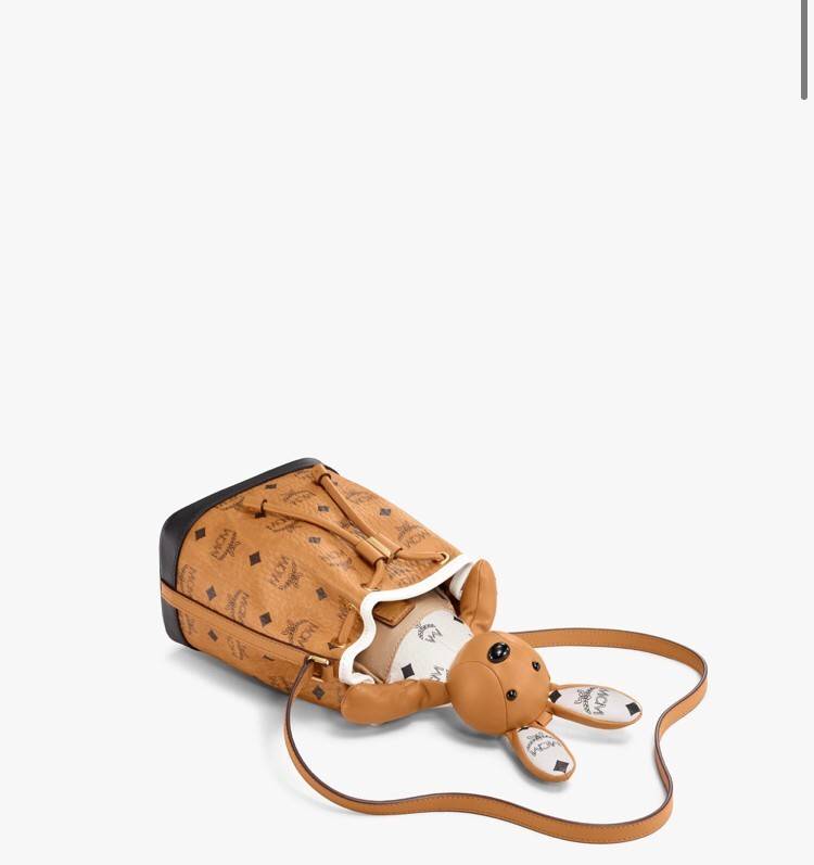 M.C.M ZOO RABBIT DRAWSTRING BAG IN VISETOS LEATHER MIX คอลเลคชั่นซูมาใหม่ ฮิตหนักมากที่เกาหลีและญี่ปุ่น ไอเท็มสุดคิ้วท์ น้องกระะต่ายโดดเด่น กระเป๋าสะพายทรง bucket ไซส์เล็กขนาดน่ารักน่าใช้ แฟชั่นสไตล์มากใบนี้ ดีไซน์น้องกระต่ายแอบในกระเป๋า และสามารถนำออกมาห