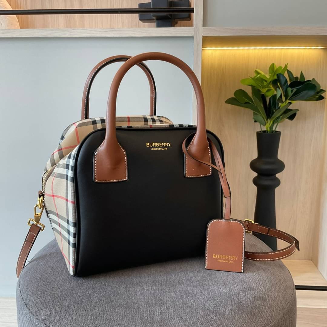 Burberry Cube Shoulder Bag Black / Burberry Vintage Checked Cube Bag / WOMAN BURBERRY HANDBAGS กระเป๋าถือ กระเป๋าสะพายครอสบอดี้ วัสดุหนังสีดำตัดด้วยผ้าลายซิกเนเจอร์แบรนด์