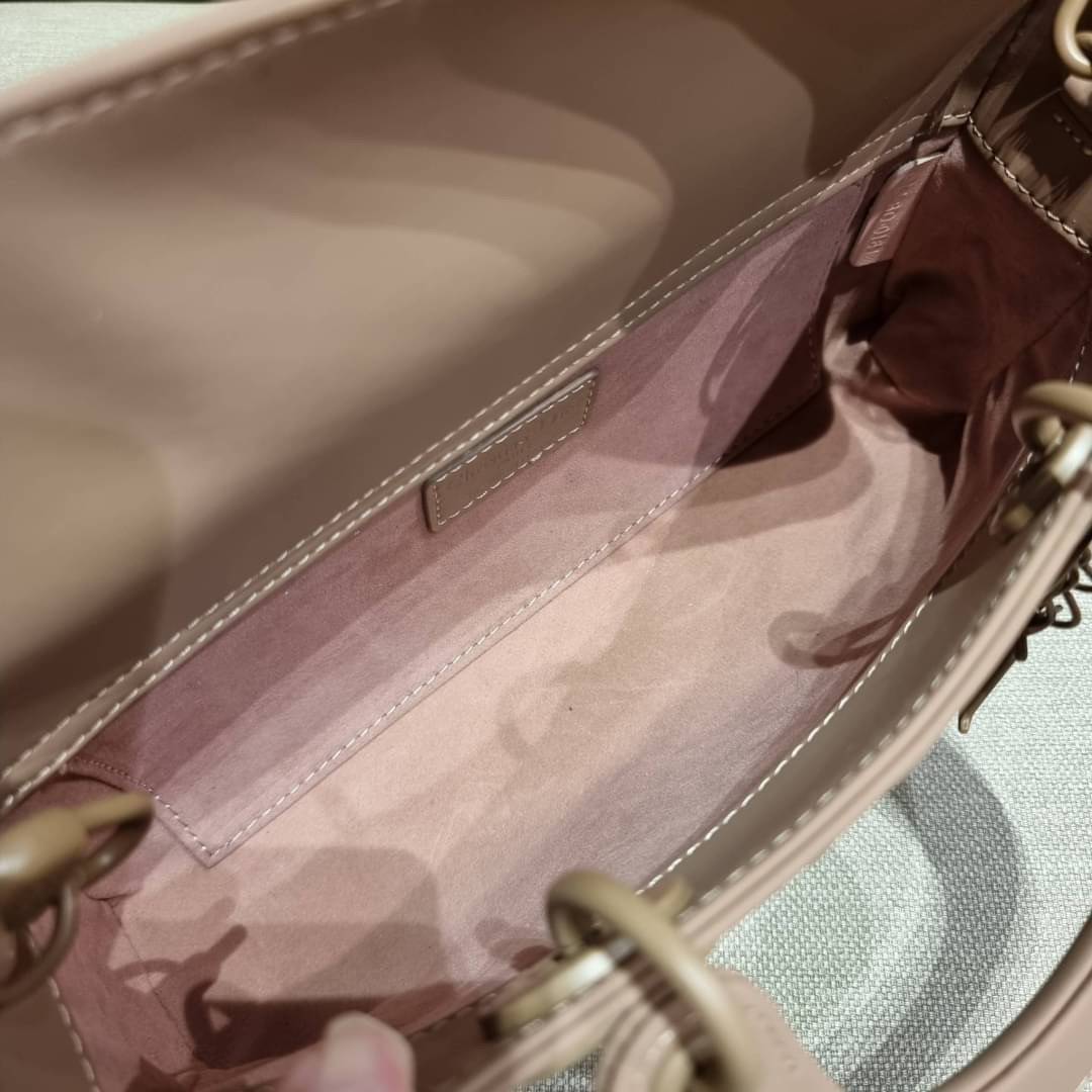 DIOR LADY D-JOY BAG Cannage Calfskin with Diamond Motif / CD LADY D-JOY BAG ดีไซน์ใหม่ อัพเลเวลความหรู กับกระเป๋าสะพายข้างที่รอบนี้ดีไซน์รูปทรงโฉมใหม่ ใช้งานง่ายขึ้น