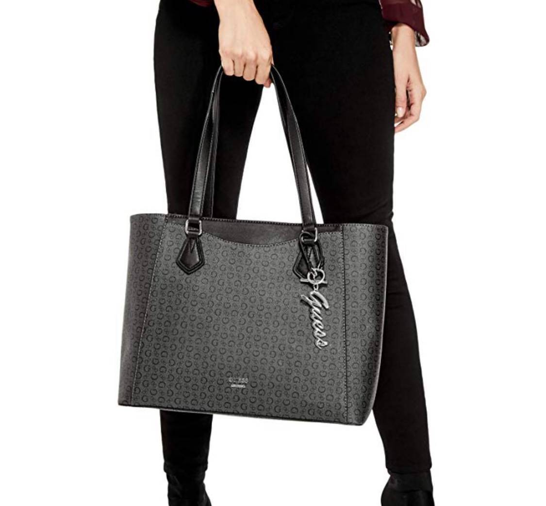 GUESS Factory Women's Diem Logo-Print Tote กระเป๋าถือหรือสะพายไหล่ ใบใหญ่ pu. เนื้อดี ลายแบรนด์ รอบใบ พร้อมพวงกุญแบรนด์ ภายในแบ่งช่องเป็นสัดส่วน จุได้เยอะ ใส่ A4 ได้ หูหิ้วสะพ่ยไหล่ได้ค่ะ