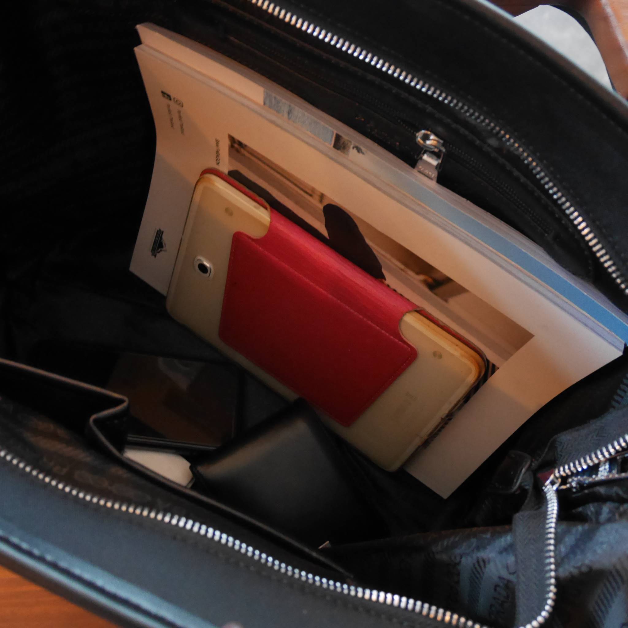 ใบใหญ่ที่สุดในสต้อคไปเลยค้าาา 😲😲 คุ้มจุใจสาวๆค้า ใบนี้ Must Have item! กระเป๋าสะพายทรง TOTE ใบใหญ่ จากพรีเมี่ยมกิ้ฟท์เคาเตอร์แบรนด์ PRADA เปิดปิดด้วยซิป สะพายไหล่ได้ ไม่ติด จุคุ้มมากสุดๆค่ะ ใส่เสื้อผ้า 1-2 วันได้สบาย ด้านข้างสามารถปรับได้ส