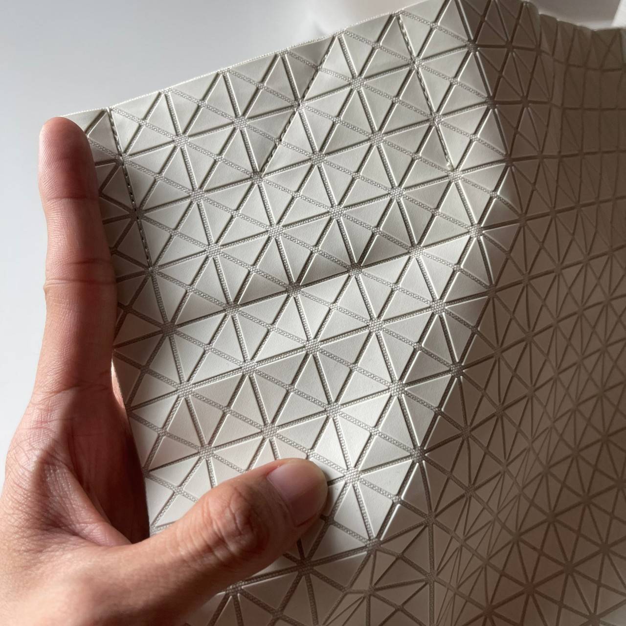 VIP 】Bao Bao Issey Miyake Cart Tote Bag พร้อมส่งที่ไทย รุ่นใหม่ล่าสุด สามารถใช้ได้ทั้งผู้หญิงกับผู้ชาย เบาสบายจุของได้เยอะสามารถทนทานต่อน้ำหนักได้สูงใช้งานได้ยาวๆเลยค่ะ