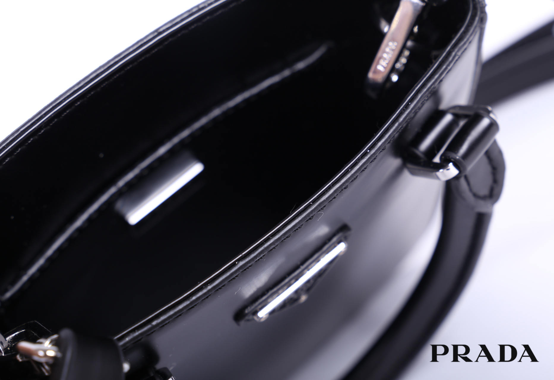 PRADA Small brushed leather tote กระเป๋าTote ขนาดเล็กที่มีดีไซน์ทรงเหลี่ยมโฉบเฉี่ยว วัสดุจากหนังเงาซึ่งเป็นวัสดุที่โดดเด่นของแบรนด์มาตั้งแต่ยุค 90'