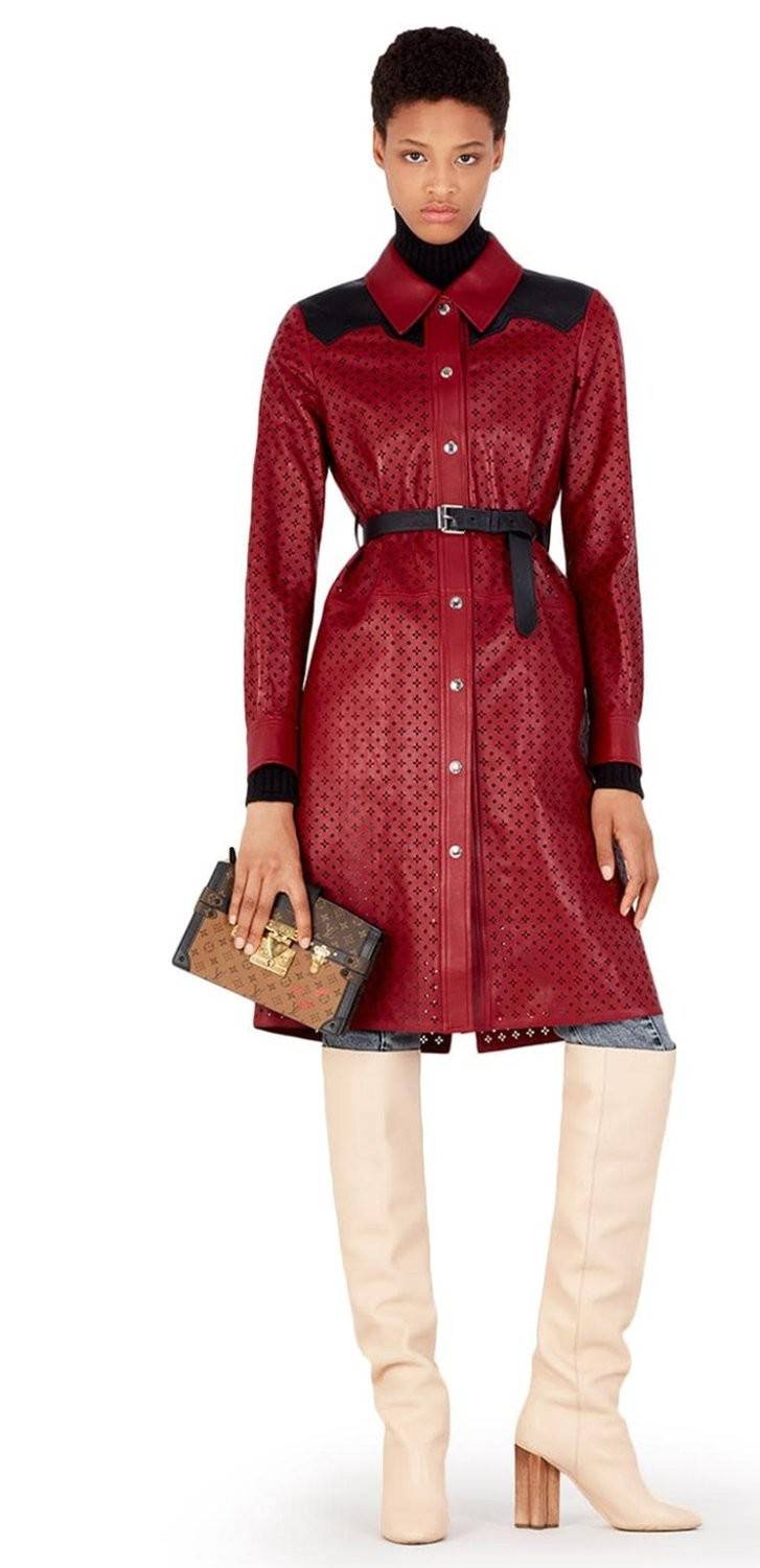 LOUIS VUITTON TRUNK CLUTCH Monogram / LV TRUNK CLUTCH กระเป๋าสะพายกึ่งคลัทช์ ทรงสวย ที่สาวๆเรียกร้อง วัสดุหนังแคนวาส ดีไซน์ทุกอย่างได้ลงตัว หรูหรา ปากกระเป๋ามีสายคาดล็อค และช่องซิปปิด ภายในแบ่งสัดส่วนไว้ดีมากๆ มาพร้อมสายสะพายโซ่สลับหนัง ที่ถอดออกได้ พกเป็