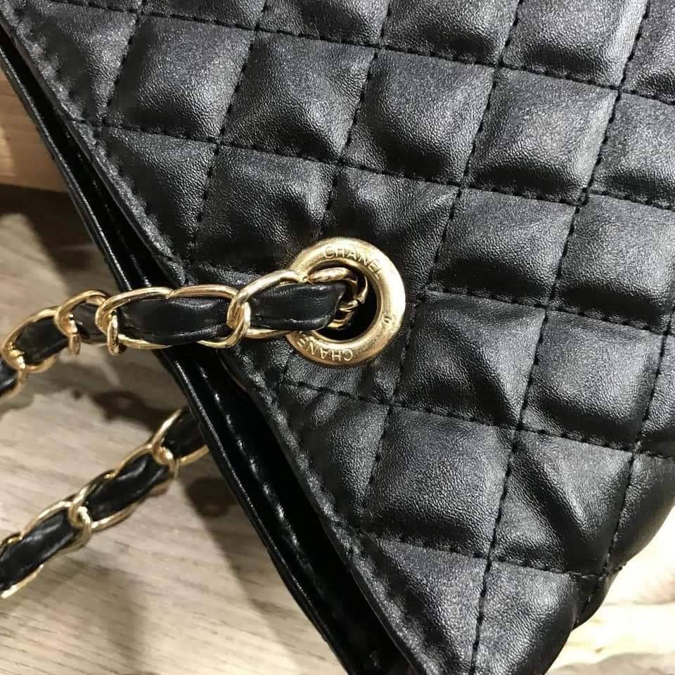 Chanel GWP Tote Bag With Chain New arrival! กระเป๋าสะพายทรง Tote VIP Gift With Purchase รุ่น Limited Edition VIP gift ของแท้จาก Chanel Perfume Counter วัสดุหนังเรียบลายตาราง ขนาดกำลังดี น้ำหนักเบา ด้านหน้ามีโลโก้ เปิดปิดด้วยกระดุมแม่เหล็ก ภายในมีโลโก้ และ