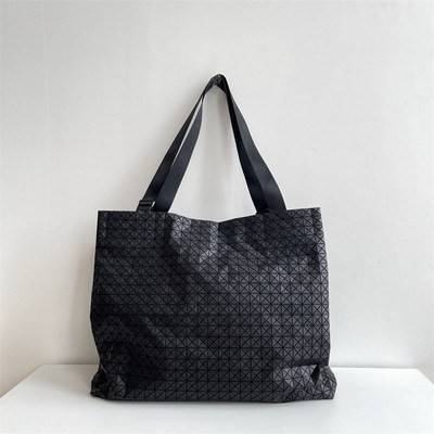 ORI 🥂 Baobao Issey Miyake Cart geometric tote bag / Miyake Cart Tote Bag รูปทรงที่สร้างขึ้นโดยบังเอิญ' เสื้อผ้าที่มีโครงสร้างและได้รับการออกแบบทางวิศวกรรมอันเป็นเอกลักษณ์ของแบรนด์ ส่งต่อไปยังเครื่องประดับที่น่าประทับใจและไร้กาลเวลาเหล่านี้ กร