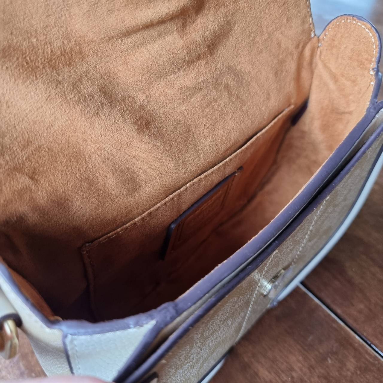 ของแท้ 💯% COACH C2806 GEORGIE SADDLE BAG IN SIGNATURE CANVAS ยกระดับความหรูให้กับตัวเองกันหน่อย ด้วยกระเป๋ารุ่นนี้!! ครอสบอดี้ที่ดีไซน์หรู อัพเลเวล ในราคาที่จับต้องได้ วัสดุหนังแคนวาสเคลือบสลับหนังเรียบและหนัง pepble หลากหลายในใบเดียว