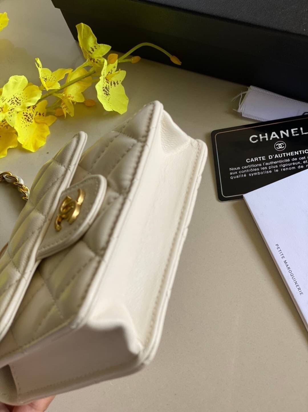 หนังแท้ VIP GIFT CHANEL MINI BLACK BAG รุ่นยอดนิยมไอเท็มฮิตวัสดุหนังแท้เรียบสวยคลาสสิคเปิดปิดด้วยฝาปิดกระดุมด้านหน้ามีโลโก้แบรนด์อะไหล่ทองสวยหรูดูดีมากกกก มาพร้อมสายโซ่ทองร้อยหนังจะสะพายไหล่ หรือ Crossbody ก็ดูดี ภายในโล่งกว้าง ตัวจริงสวยน่าใช้ Chanel min