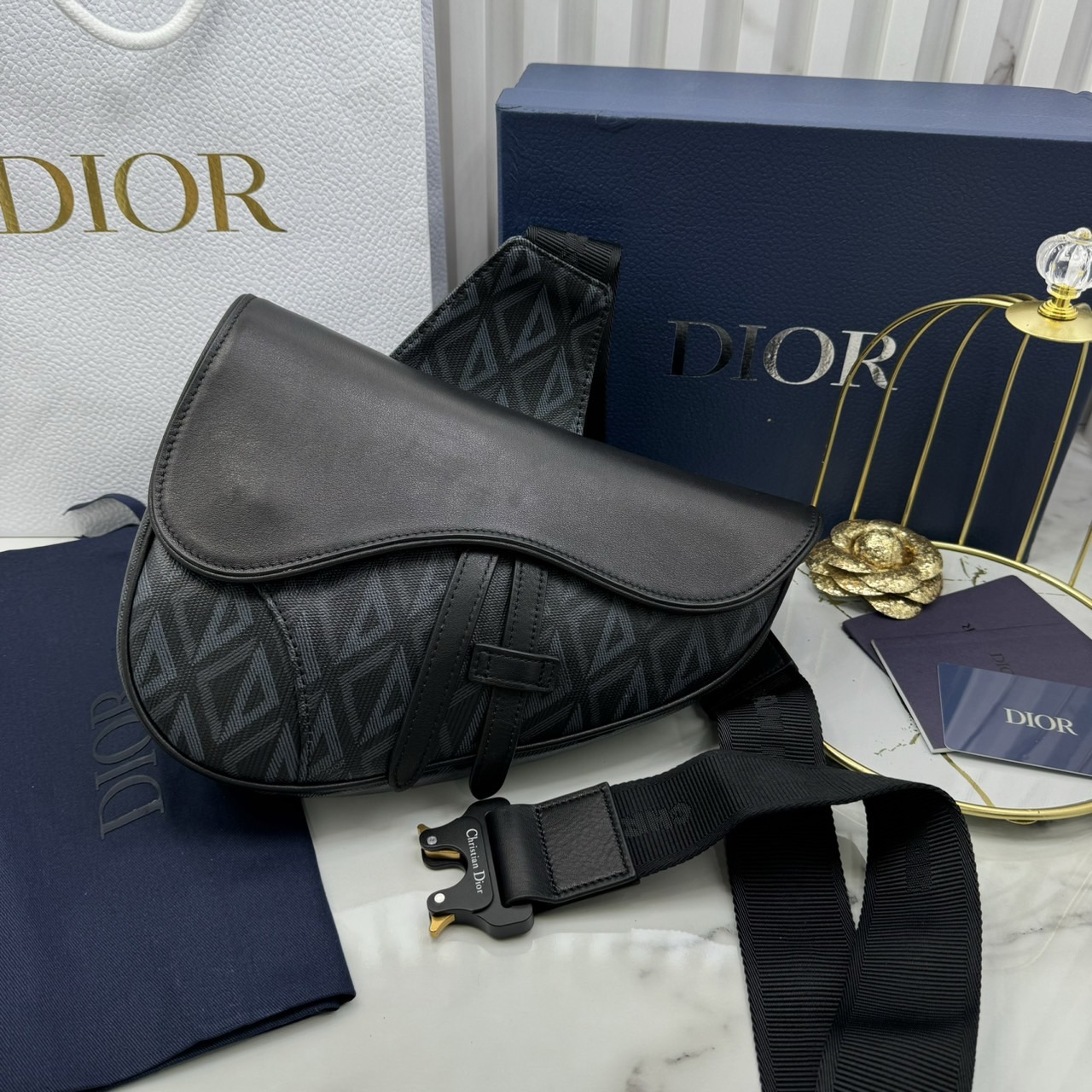 DIOR Saddle Bag CD Diamond canvas and smooth leather กระเป๋าคาดอก หรือสะพายไหล่ได้ สไตส์แบรนด์หรู รูปแบบใหม่ของ CD คลาสสิก เกรดออริ 1:1 ใช้งานต่างประเทศได้