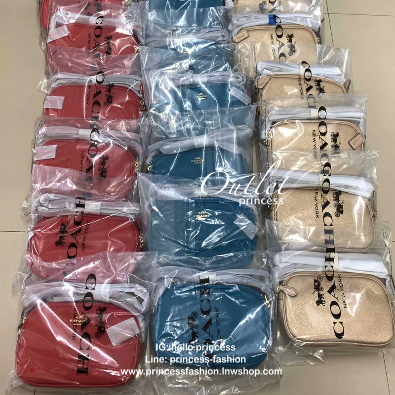 สีแดง ดำ ฟ้า COACH FACTORY OUTLET CROSSBODY POUCH IN PEBBLE LETHER BAG กระเป๋าสะพาย Crossbody วัสดุหนังแท้ลายโทโก น่าใช้มากๆ กระเป๋าแบบ 2 ซิป สามารถใส่มือถือได้ทุกรุ่น, พาสปอร์ต กระเป๋าสตางค์ใบสั้นของจำเป็นได้ครบ มีช่องเสียบบัตรให้ด้วย สายสะพายเลื่อนปรับร