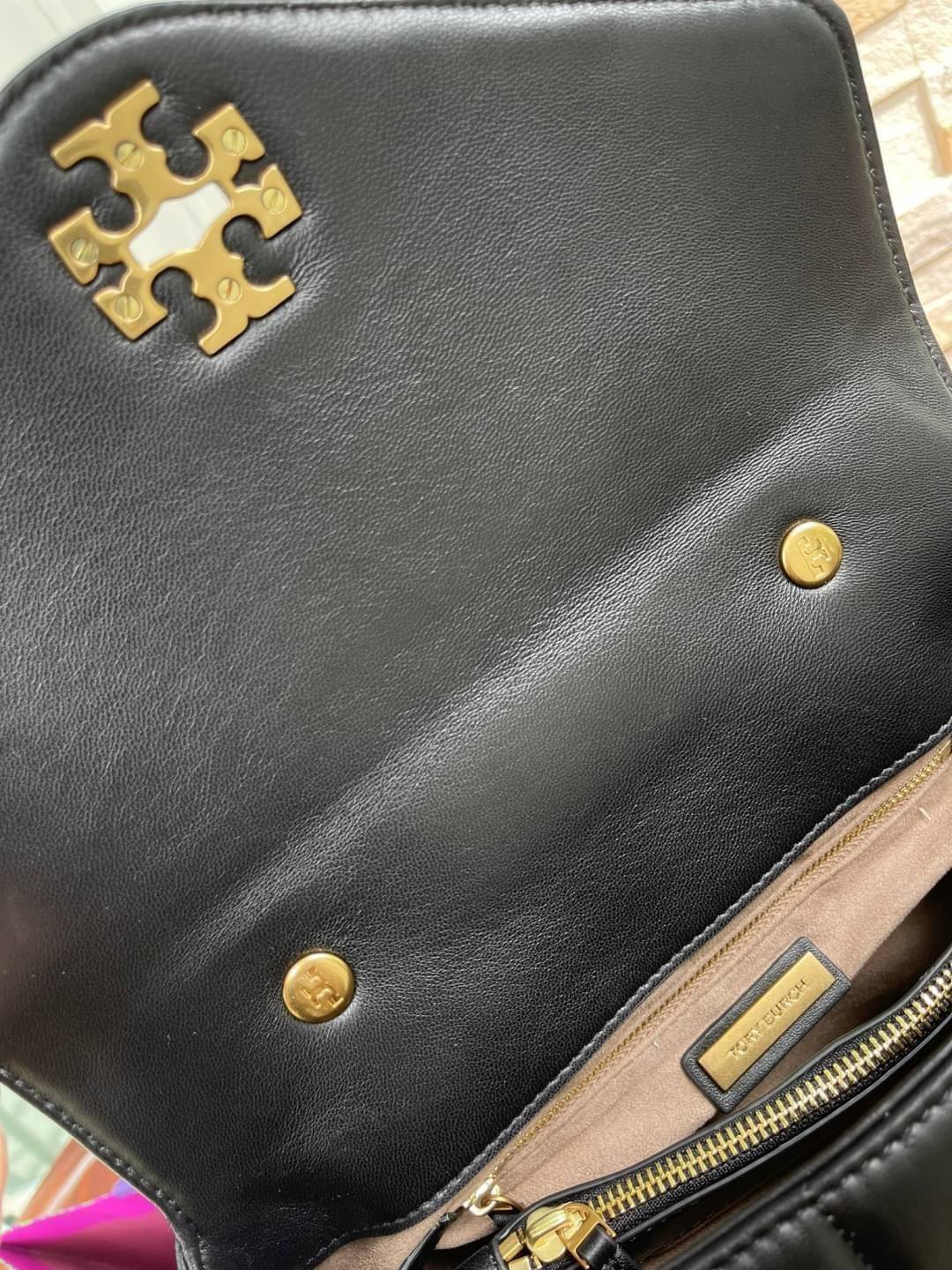 OUTLET 】Tory Burch Kira Top Handle Satchel มี2ขนาด Small/Medium กระเป๋าทรงใหม่ล่าสุดจากรุ่นคิร่า (Kira) มาในเทคนิคตัดเย็บควิลท์แนวขนาน ใช้วัสดุหนังเงานุ่ม สะท้อนแรงบันดาลใจแบบนิวยอร์กจากเบาะหนังในรถคลาสสิค Hardwareสีทองสวยหรู และจุดเด่นอีกรุ่นคิร่าคือความ