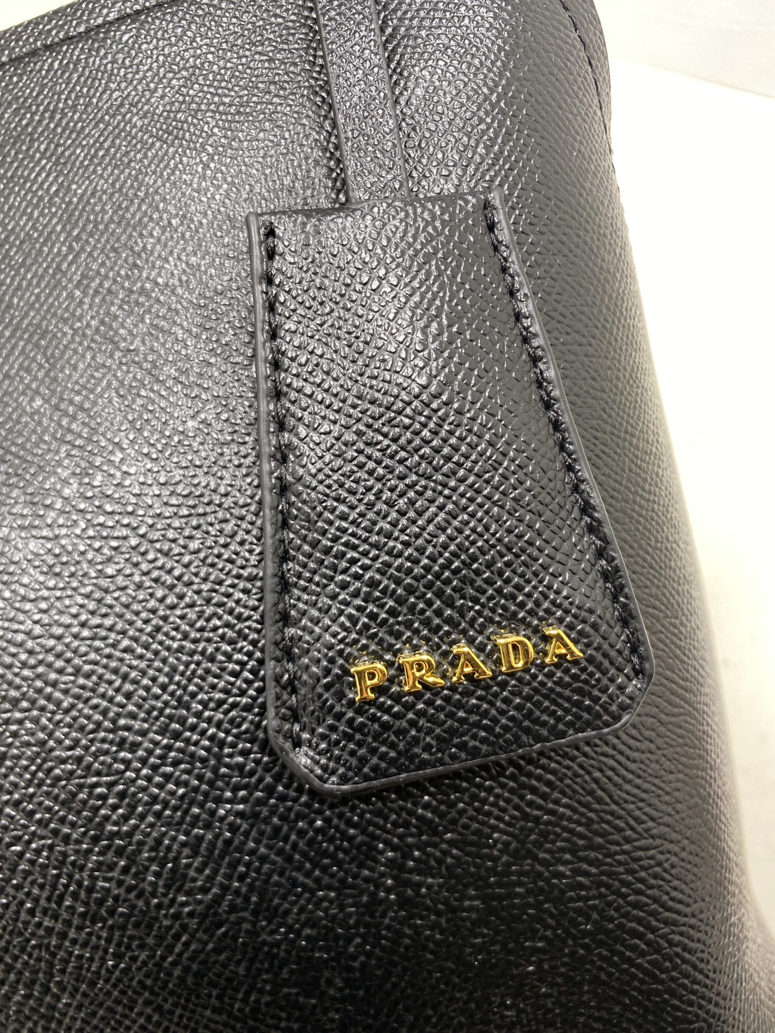 ORI หนังแท้ | Prada Matinee Medium Saffiano Leather Bag 28cm กระเป๋าสะพายทรงโฮโบสวยหรู ดีไซน์เรียบหรูตามแบบฉบับแบรนด์ ยังคงความเรียบแต่มากไว้อย่างหรูหราลงตัว ใช้งานได้หลากหลายโอกาส