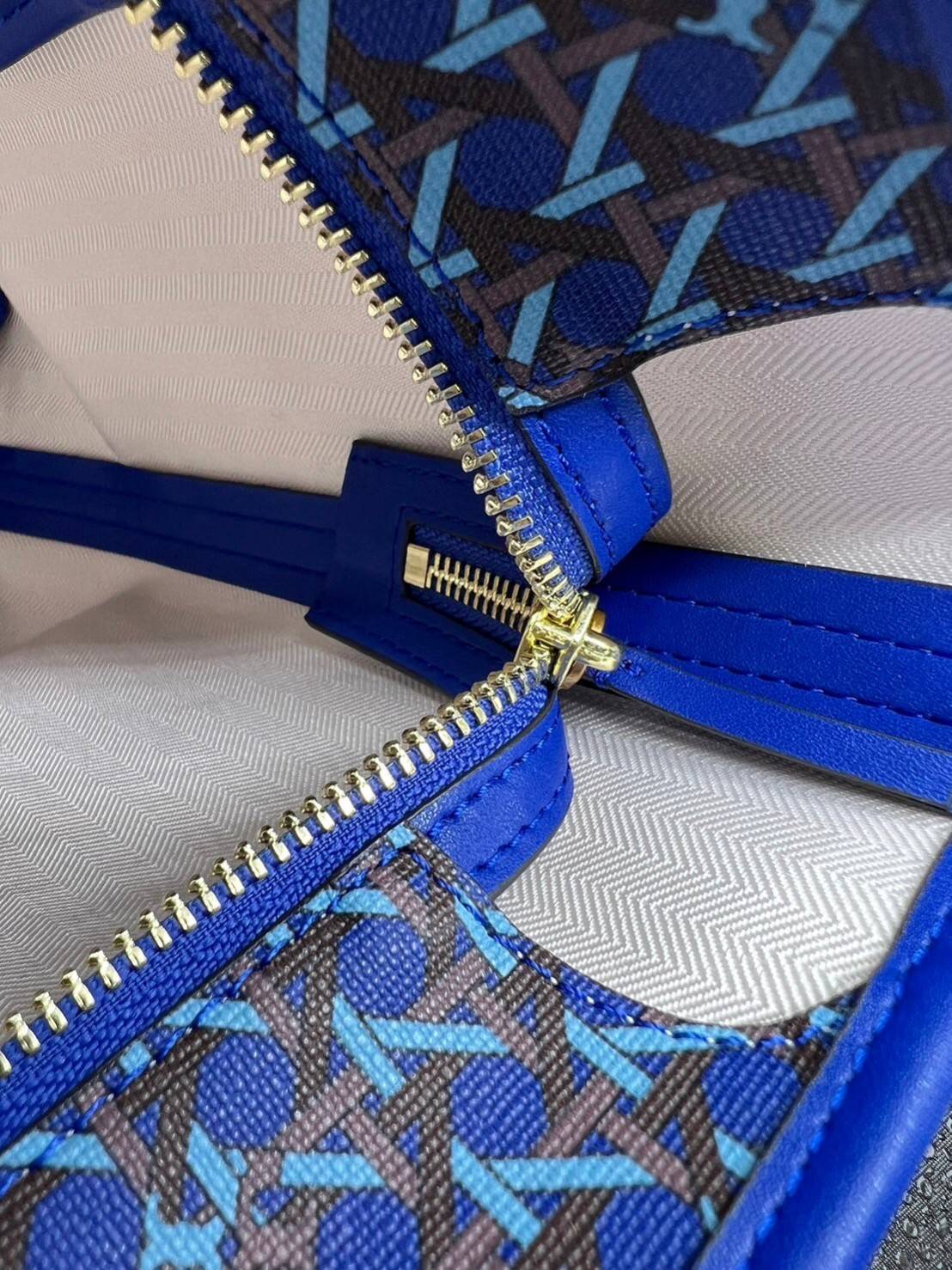 Tory Burch Ever Ready Zip Tote Small Coated Canvas / Tory Burch Geo Logo Tote กระเป๋าโท้ท พิมพ์ลายด้วยลวดลายสานตะกร้าอันเป็นเอกลักษณ์ของแบรนด์ ซึ่งได้แรงบันดาลใจจากความหลงใหลในงานจักสานของผู้ก่อตั้ง